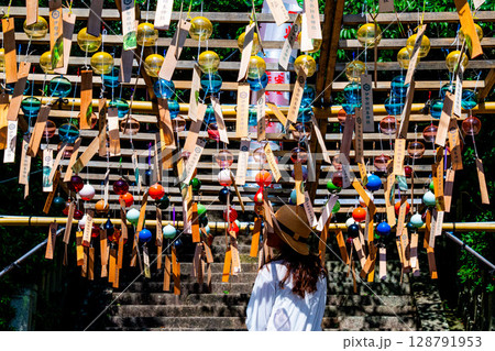 女性と風鈴 128791953