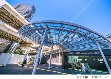 日本の横浜都市景観 7月23日。横浜駅きた西口やタワーマンションなどを望む 日本の横浜都市景観 7月23日。横浜駅きた西口やタワーマンションなどを望む 128791977