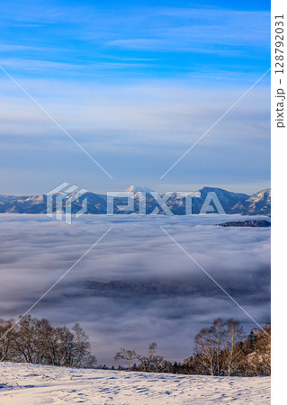 北海道・屈斜路湖、冬の静寂と雲海 128792031