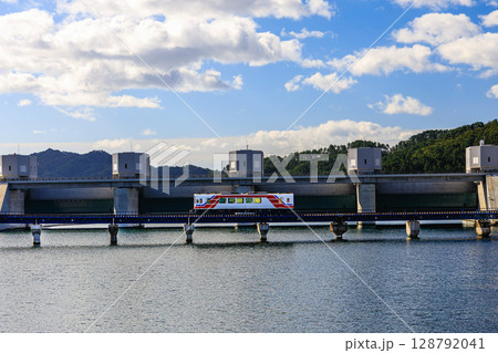 三陸の復興を象徴する列車と防潮堤の風景 128792041