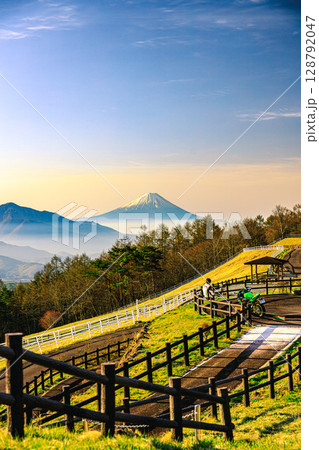 富士山を望む高原の朝 ― 清々しい日本の風景 128792047