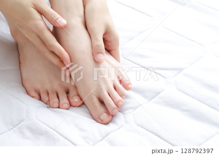 女性の足、足首 128792397