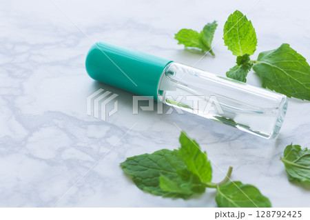 ハッカ油とミントの葉 128792425