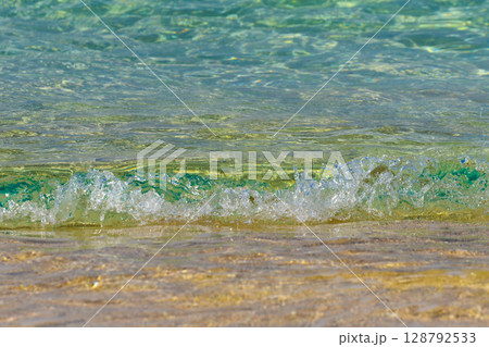 波 透明な水の表情 128792533