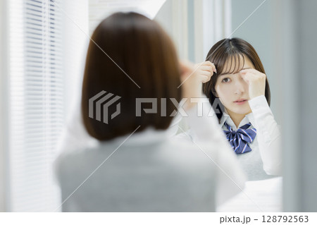 鏡を見る女子高生 128792563