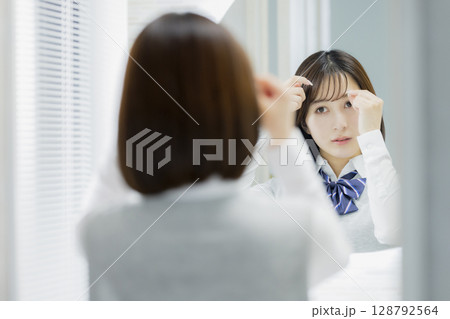 鏡を見る女子高生 128792564