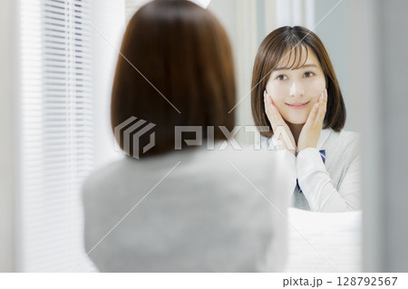 鏡を見る女子高生 128792567