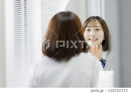 鏡を見る女子高生 128792572
