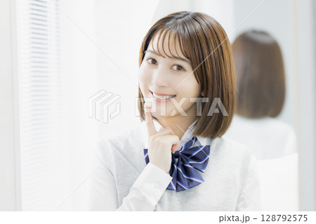 鏡を見る女子高生 128792575