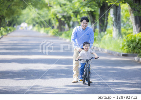 自転車に乗る練習をする親子 自転車に乗る練習をする親子 128792712