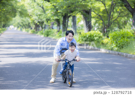 自転車に乗る練習をする親子 自転車に乗る練習をする親子 128792718