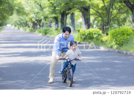 自転車に乗る練習をする親子 自転車に乗る練習をする親子 128792719