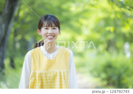 笑顔のエプロンの女性 128792785