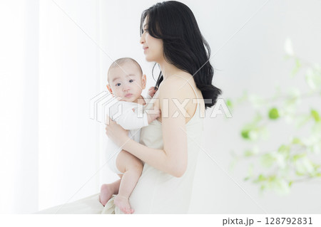 赤ちゃんを抱く女性 赤ちゃんを抱く女性 128792831