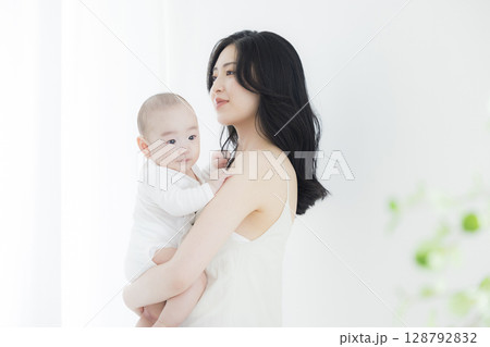 赤ちゃんを抱く女性 128792832