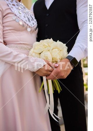 An Elegant and Heartwarming Bridal Handholding Moment to Cherish as a Beautiful Memory An Elegant and Heartwarming Bridal Handholding Moment to Cherish as a Beautiful Memory 128792887