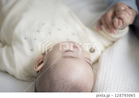 赤ちゃんを寝かしつけるママ 赤ちゃんを寝かしつけるママ 128793065