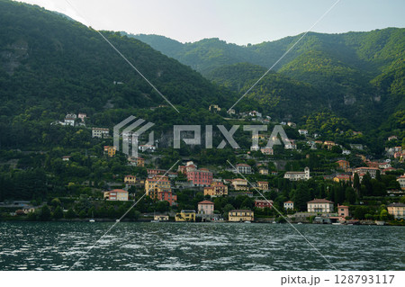 Villas on the shores of Lake Como, Italy. 128793117