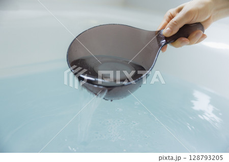 お湯を掬う女性の手 128793205