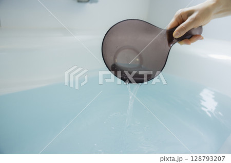 お湯を掬う女性の手 128793207