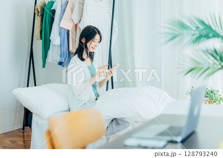 寝室でスマホを使う女性 128793240