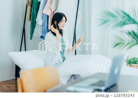 寝坊をした女性 128793243