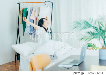 朝の目覚め　女性　30代 128793261