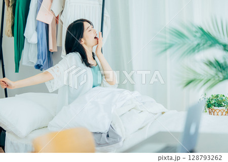 朝の目覚め　女性　30代 128793262