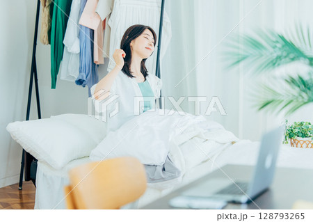 朝の目覚め 女性 30代 朝の目覚め 女性 30代 128793265