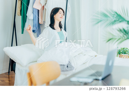朝の目覚め　女性　30代 128793266