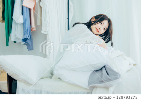 ベッド 起きた女性 ベッド 起きた女性 128793275