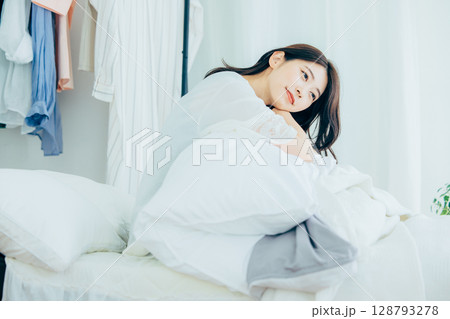 ベッド　起きた女性 128793278