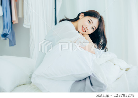 ベッド　起きた女性 128793279