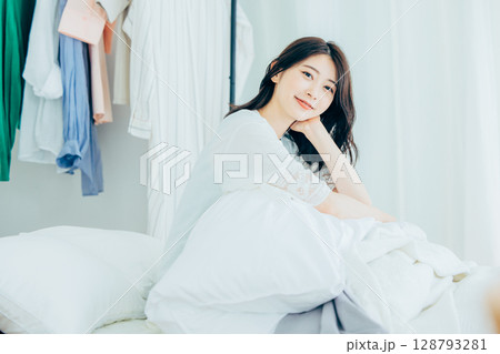 ベッド　起きた女性 128793281