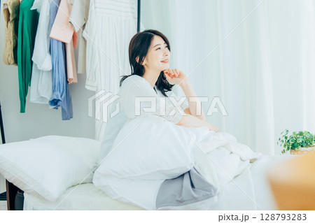 ベッド　起きた女性 128793283