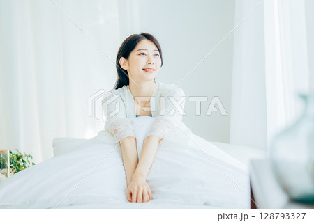 寝室でリラックスする女性 128793327