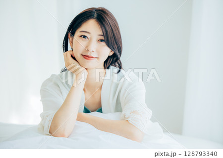 寝室でリラックスする女性 128793340