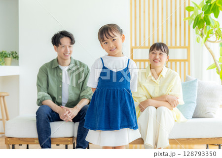 リビングでくつろぐ家族 リビングでくつろぐ家族 128793350