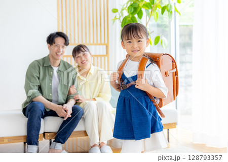 ランドセルを背負っている女の子 見守る両親 ランドセルを背負っている女の子 見守る両親 128793357