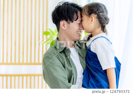 子供を抱っこするパパ 子供を抱っこするパパ 128793372