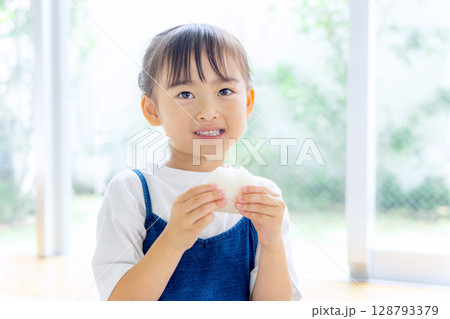 おにぎりを食べる女の子 128793379