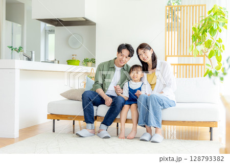 若い家族 128793382