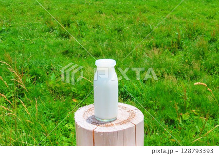 大自然の中で牛乳を飲むイメージ 128793393