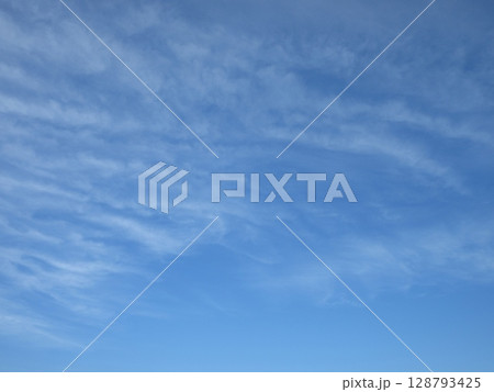 静かに流れる天上のシルク雲 静かに流れる天上のシルク雲 128793425