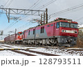 冬の朝、雪の中を走る貨物列車 128793511