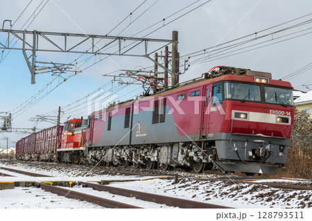冬の朝、雪の中を走る貨物列車 冬の朝、雪の中を走る貨物列車 128793511