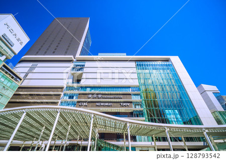 日本の横浜都市景観 7月23日。猛烈な暑さ…横浜駅やJR横浜タワーなどを望む 日本の横浜都市景観 7月23日。猛烈な暑さ…横浜駅やJR横浜タワーなどを望む 128793542