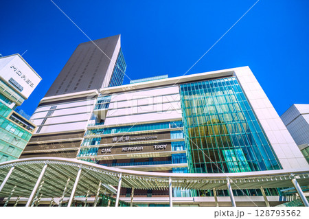 日本の横浜都市景観 7月23日。猛烈な暑さ…横浜駅やJR横浜タワーなどを望む 128793562