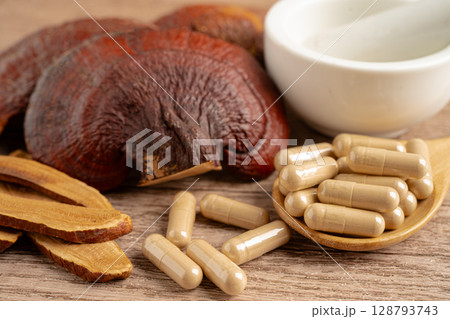 Lingzhi or Reishi mushroom with capsules, organic natural healthy food. 128793743