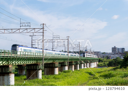 【中央本線】多摩川橋梁で行き違う特急列車 128794610